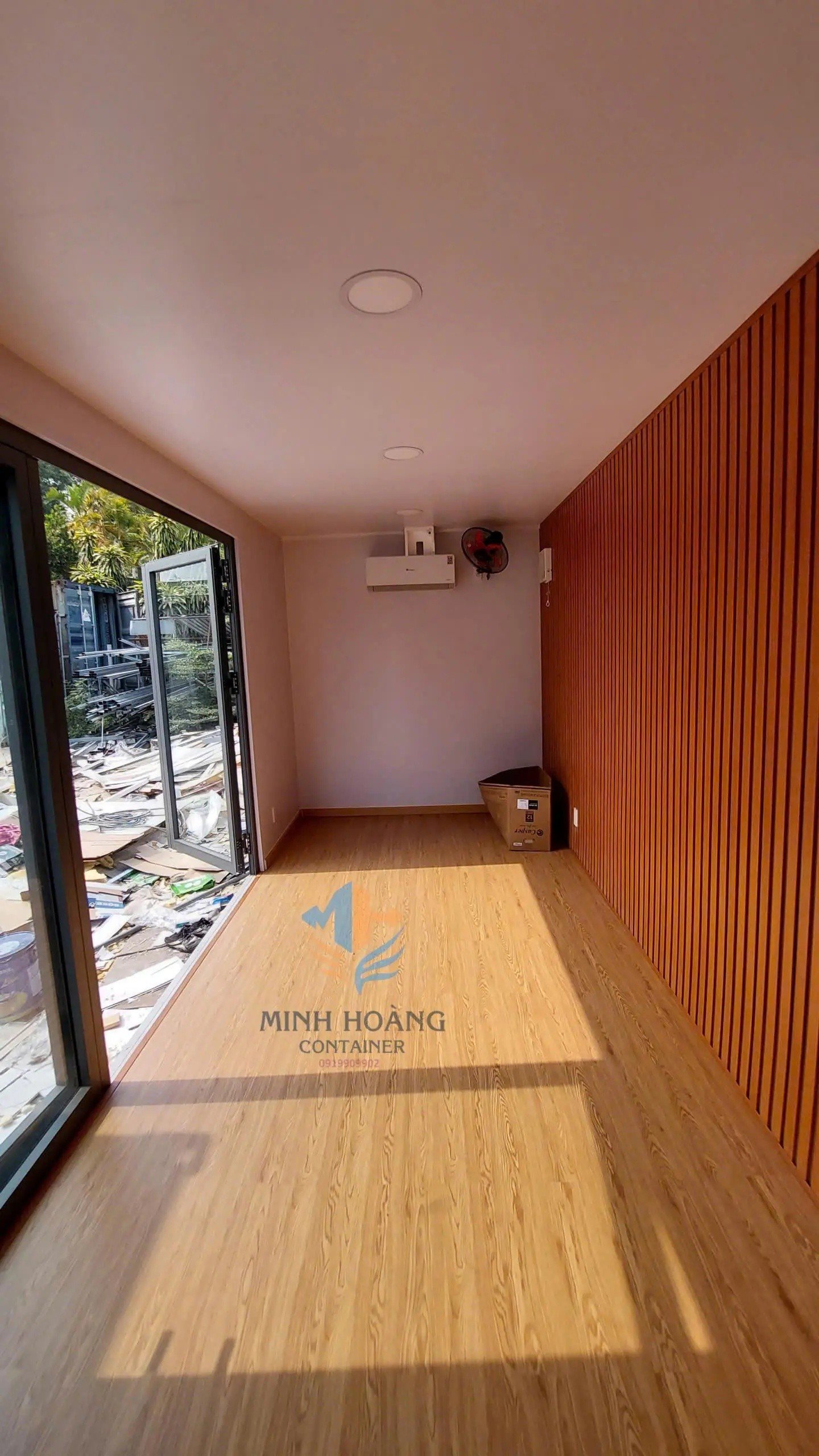 Container Văn Phòng 20 Feet Xám Hiện Đại – Nội Thất Ốp Gỗ Cao Cấp, Cách Nhiệt Tuyệt Đối